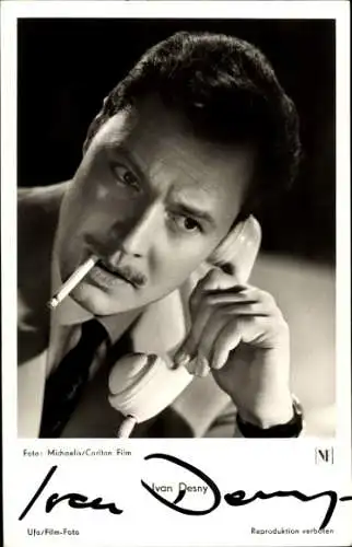 Ak Schauspieler Ivan Desny, Portrait, Zigarette, Telefon, Film Rosen für Bettina