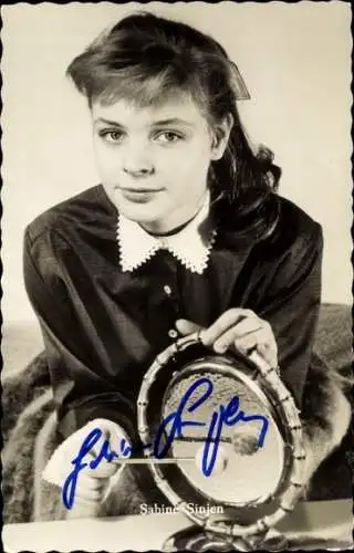 Ak Schauspielerin Sabine Sinjen, Portrait mit Gong, Film Die spanische Puppe, Autogramm