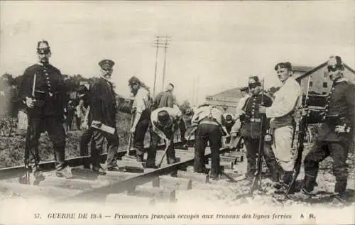 Ak Guerre de 1914, Prisonniers francais occupes aux travaux deslignees ferrees