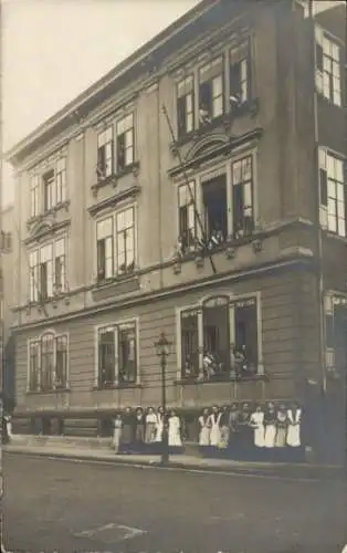 Foto Ak Arenberg Koblenz am Rhein, Klosterschülerinnen vor dem Gebäude und an den Fenstern