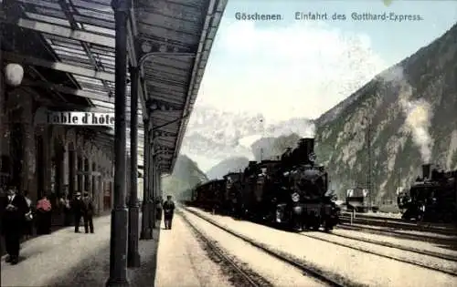 Ak Göschenen Kt. Uri Schweiz, Bahnhof, Einfahrt des Gotthard Express, Dampflok, Gleisseite