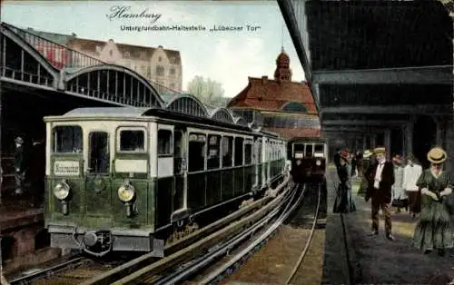 Ak Hamburg Mitte St. Georg, U-Bahn Haltestelle Lübecker Tor, grüne Züge, wartende Passagiere