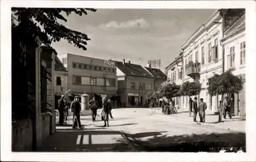 Foto Ak Mitrovica Kosovo, Straßenpartie