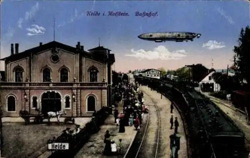 Ak Heide in Holstein, Bahnhof Gleisseite, Bahnsteig, Zeppelin