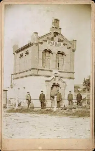 Kabinett Foto Waldau? Bahnhofsgebäude, deutsche Soldaten in Uniform