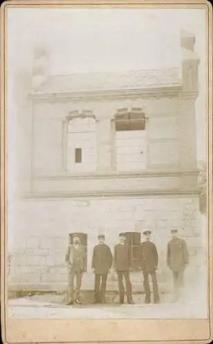 Kabinett Foto Waldau ? Bahnhofsgebäude, Soldaten in Uniform