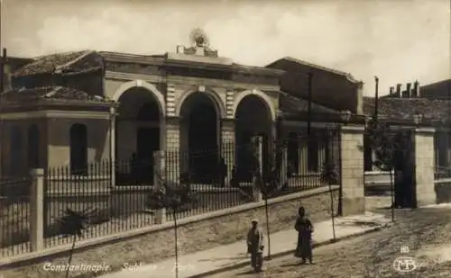Ak Konstantinopel Istanbul Türkei, Gebäude mit Säulen, Weg mit zwei Menschen, alte Architektur