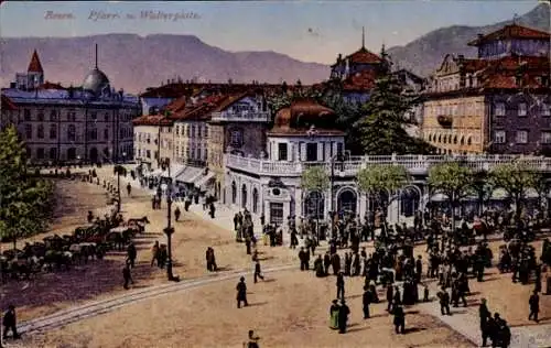 Ak Bozen Bolzano Südtirol, Stadtansicht von  Menschenmenge,  Gebäude, Pferdefuhrwerke