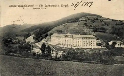 Ak Jáchymov Sankt Joachimsthal Region Karlsbad, Radium-Kurhaus-Hotel, Blick auf Hotelgebäude und 