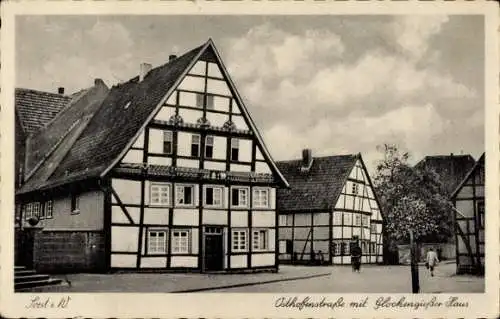 Ak Soest in Westfalen, Osthofenstraße, Glockengießer Haus,  Gebäude, Menschen, schwarz-weiß