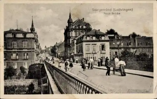 Ak Sarreguemines Saargemünd Lothringen Moselle,  Neue Brücke,  Architektur, Spaziergänger