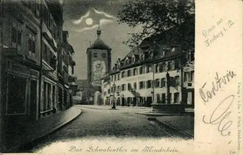 Ak Altstadt Freiburg im Breisgau, Das Schwabenthor im Mondschein, Stadtansicht, Nachtaufnahme