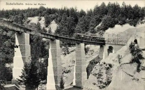Ak Mutters Tirol, Mutterer Alm, Brücke der Stubaitalbahn, Bahn unterwegs, Wald und Berge