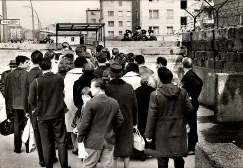 Ak Berlin Mitte, Westdeutsche Besucher am Sektorenübergang Heinrich Heine Straße