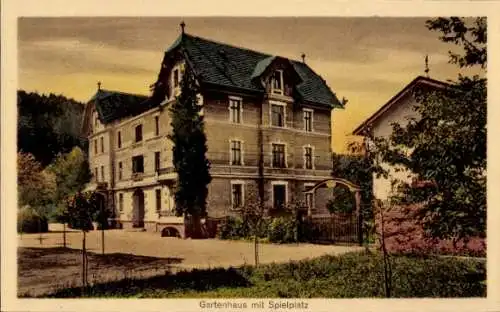Ak Głuchołazy Zdrój Bad Ziegenhals Schlesien, Gartenhaus mit Spielplatz, Gebäude mit Baum, far...