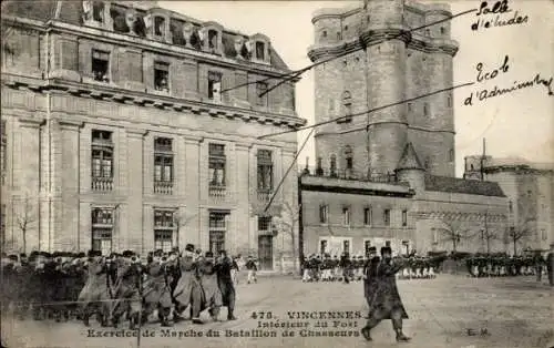 Ak Vincennes Val de Marne, Übung des Bataillons von Chasseurs, Innenansicht der Festung