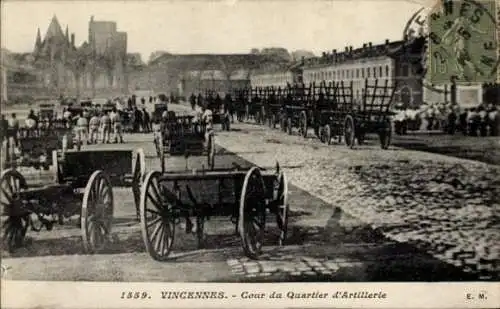 Ak Vincennes Val de Marne, Cour du Quartier d'Artillerie