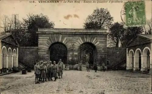 Ak Vincennes Val de Marne, Le Fort Neuf, Eingang zum Artillerie Quartier, Soldaten, historisch...