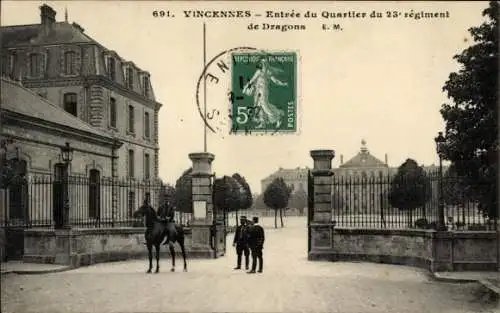 Ak Vincennes Val de Marne, Eingang zum Quartier des 23. Dragoner-Regiments, Pferd, Soldaten, h...