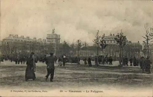 Ak Vincennes Val de Marne,  Le Polygone, Parklandschaft, Menschenmenge, historische Gebäude
