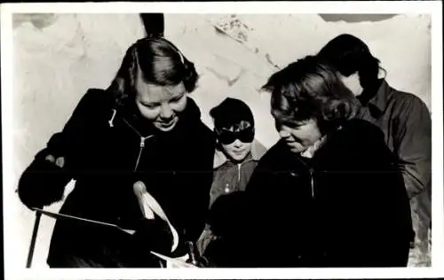 Ak Prinzessinnen Beatrix und Irene der Niederlande beim Skifahren in St. Anton, Januar 1951
