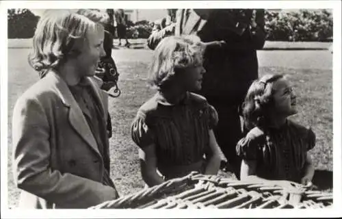Ak Prinzessinnen Beatrix, Irene und Margriet der Niederlande, Garten, Paleis Soestdijk, 1. Mai 1950
