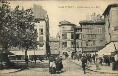 Ak Saint Étienne Loire,  alte Häuser, geschäftige Straße, Leute in historischen Kleidern