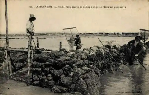 Ak La Bernerie en Retz Loire Atlantique, Une ecluse en pleine mer ou la peche est abondante