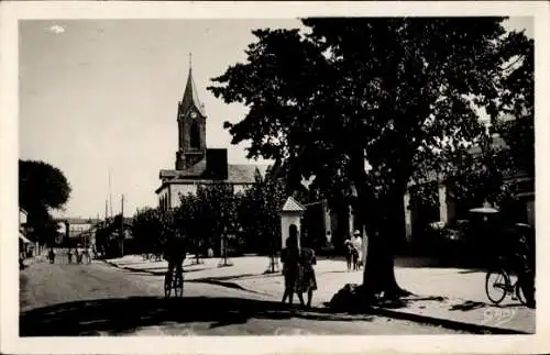 Ak La Bernerie en Retz Loire Atlantique, Schwarze und weiße Foto, Kirche, Bäume, Straße, Radfahre