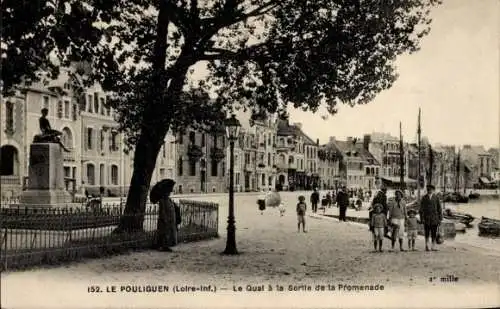 Ak Le Pouliguen Loire Atlantique, Stadtansicht, Uferpromenade, Statue, Leute spazieren, Hafenboot