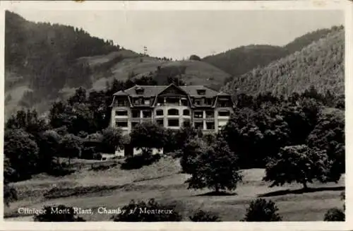 Ak Montreux Kanton Waadt Schweiz, Clinique Mont Riant, großes Gebäude, umgeben von Bäumen und Hüg