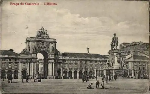 Ak Lisboa Lissabon Portugal, Praça do Comercio,  Architektur, Menschen im Freien, Statue