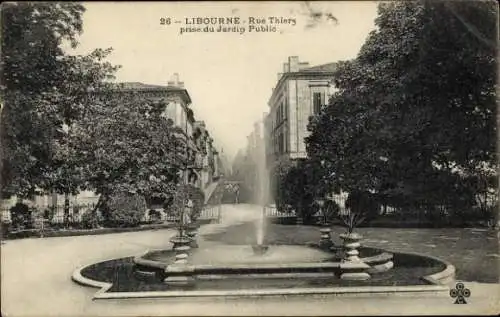 Ak Libourne Gironde, Brunnen im öffentlichen Garten, Rue Thiers,  Gebäude, Pflanzen