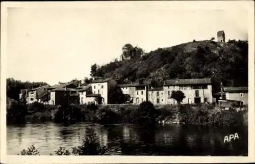 Ak Salies du Salat Haute Garonne, Ansicht des Ortes am Wasser, Hügel mit Ruine im Hintergrund, al