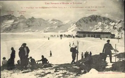 Ak Superbagnères Luchon Haute Garonne, Schneelandschaft, Wintersport, Menschen auf Ski und Schlit
