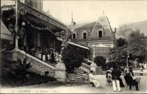 Ak Luchon Haute Garonne, Casino,  Architektur, Menschen in der Mode der Zeit, Gartenanlage, Trepp