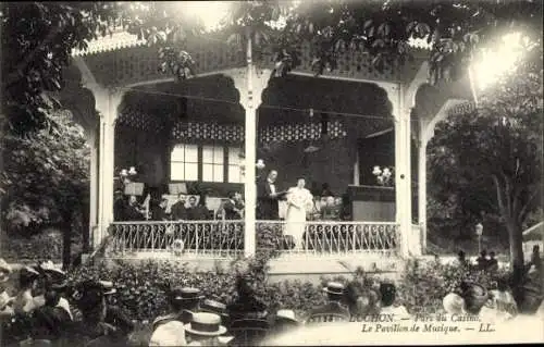 Ak Luchon Haute Garonne, Musikpavillon im Park,_Orchester,_Menschenmenge,_Sommerkleidung