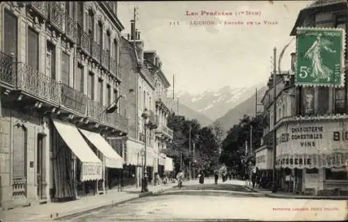 Ak Luchon Haute Garonne,  Eingang der Stadt, schöne alte Architektur, Pyrénées im Hintergrund