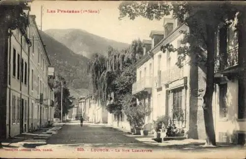 Ak Luchon Haute Garonne, Straßenansicht, Stadt  Berge im Hintergrund