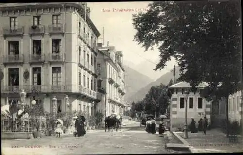 Ak Luchon Haute Garonne, Historische Gebäude, strassenverkehr mit Pferd, Frauen in Kleidern