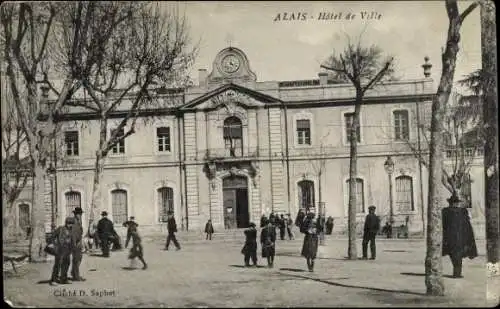 Ak Alès Alais Gard, Hotel de Ville,  Architektur, Menschen auf dem Platz