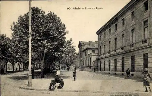 Ak Alès Alais Gard,  Platz du Lycée, neoklassizistische Gebäude, Menschen mit Hunden, Bäume