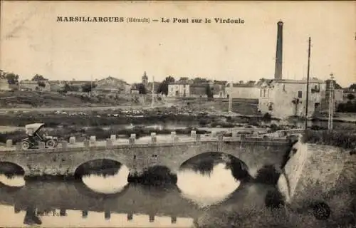 Ak Marsillargues Hérault, Brücke über den Virdoule, einige alte Gebäude, ein Auto auf der Brücke