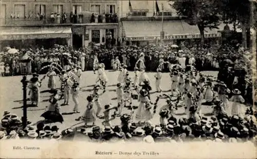 Ak Béziers Hérault, Festumzug mit Tänzern in traditioneller Kleidung, Menschenmenge, klare Tagesa