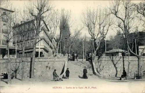 Ak Béziers Hérault, Blick auf Bahnhofsausgang, Menschen, Bäume, Treppe, Altstadtarchitektur
