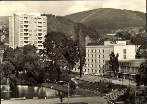 Ak Suhl in Thüringen, Stadtansicht, Hotel Thüringen Tourist, Park mit Teich