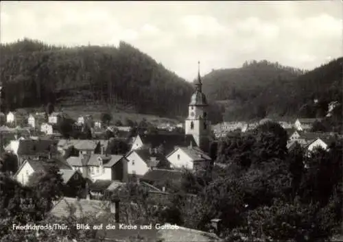 Ak Friedrichroda im Thüringer Wald, Blick auf die Kirche, Dorfansicht, Berge im Hintergrund