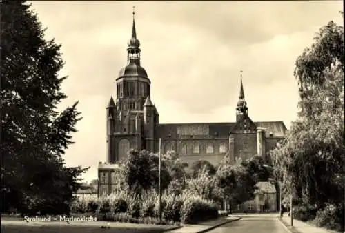 Ak Stralsund in Vorpommern,  Marienkirche,  Architektur, Bäume, Straße im Vordergrund