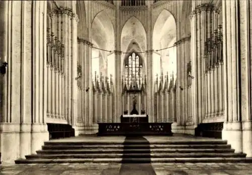 Ak Stralsund in Vorpommern, Altarraum der Marienkirche, gotische Architektur, hohe Säulen