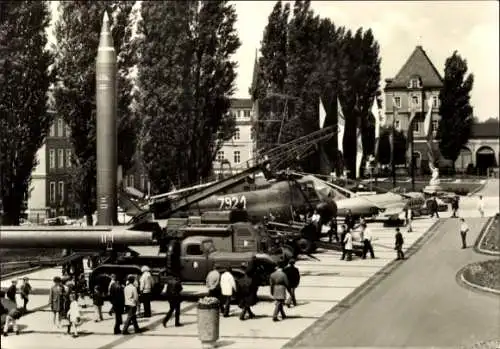 Ak Dresden, Armeemuseum der Deutschen Demokratischen Republik, Freigelände